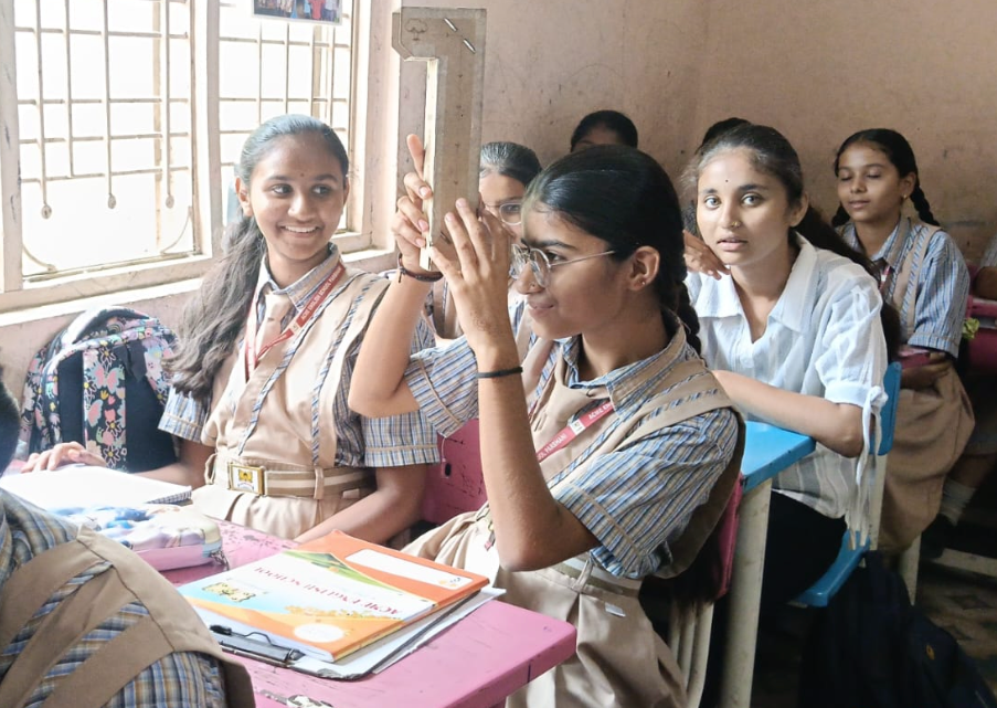 सुहाना फिरती विज्ञान प्रयोगशाळा एक्मे इंग्लिश स्कूल, परभणी